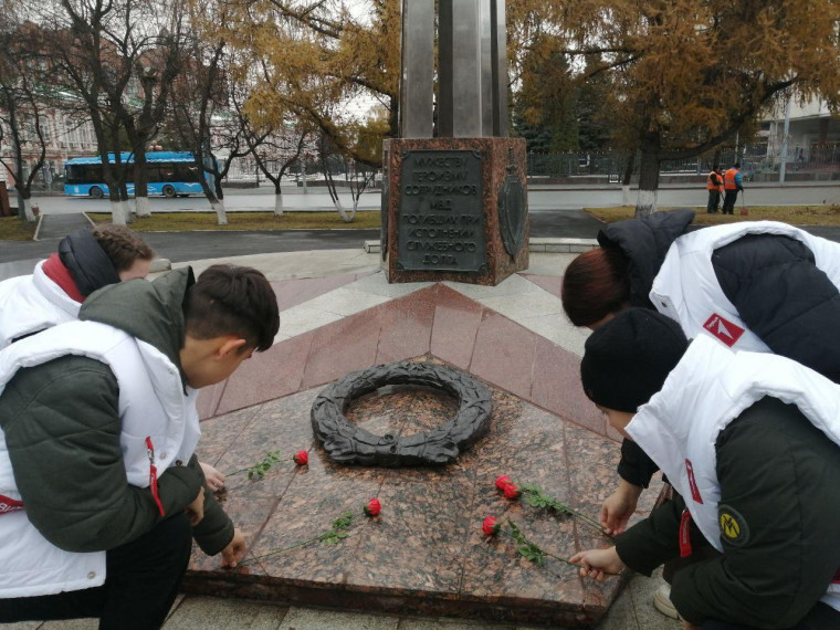 Возложение цветов.